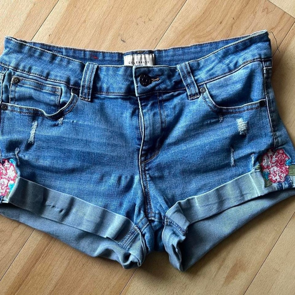 Celebrity pink denim shorts‎ with embroidered floral accents women's 5/27